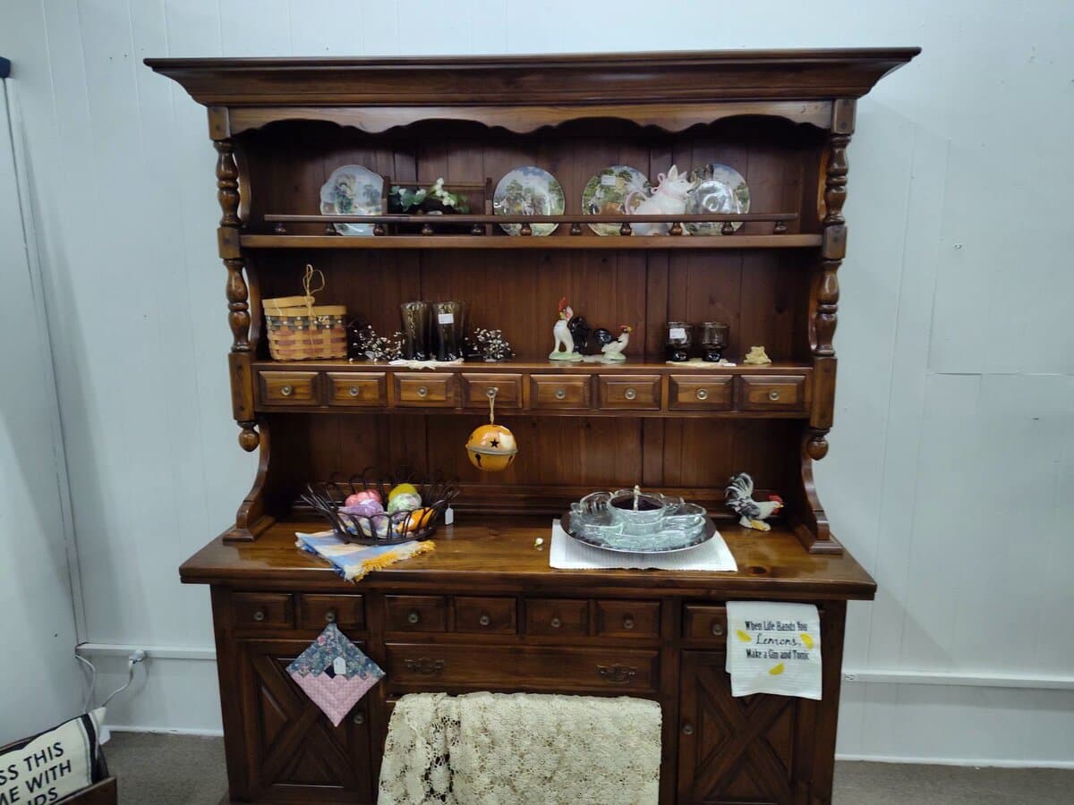 Solid-wood hutch, collector plates